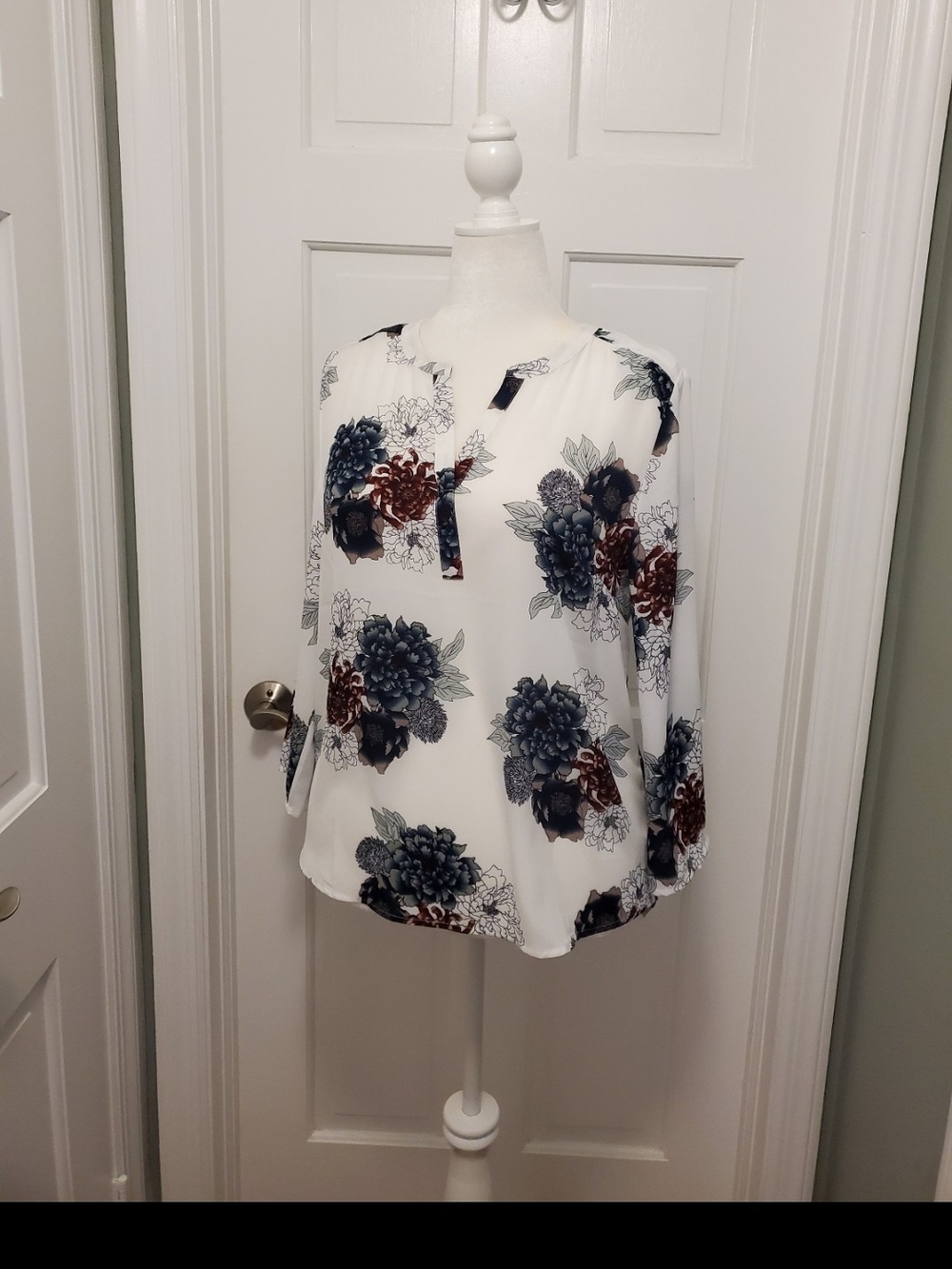 Daniel Rainn White Floral Tie-Neck Blouse with Blue & Brown Blooms Size Large